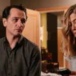 Rosamund Pike e Matthew Rhys no filme Hallow Road Caminho Sem Volta (2025)