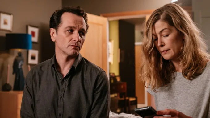 Rosamund Pike e Matthew Rhys no filme Hallow Road Caminho Sem Volta (2025)
