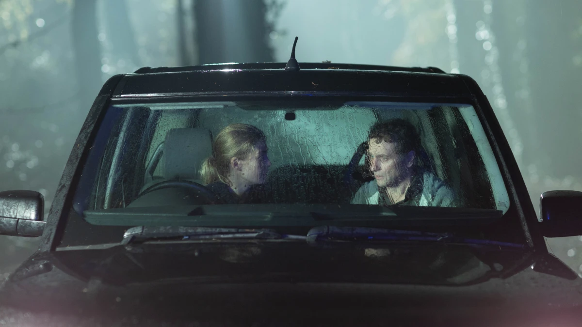 Rosamund Pike e Matthew Rhys no filme Hallow Road Caminho Sem Volta de 2025