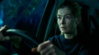 Rosamund Pike no filme Hallow Road Caminho Sem Volta de 2025