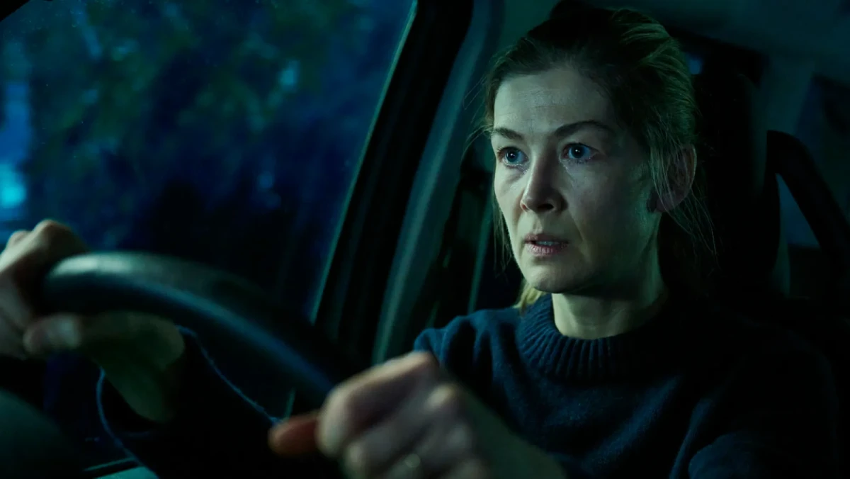 Rosamund Pike no filme Hallow Road Caminho Sem Volta de 2025