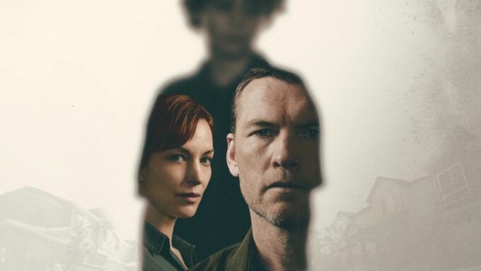 Sam Worthington e Britt Lower na série Eu Vou Te Encontrar, de 2026, da Netflix