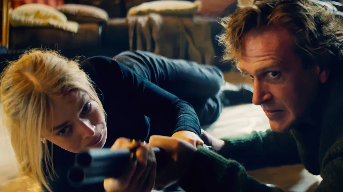 Samara Weaving e Jason Segel no filme Por Cima do Seu Cadáver