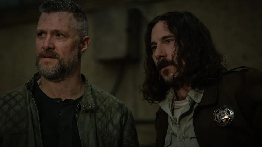Shane McRae e Billy Postlethwaite na temporada 3 de Silo