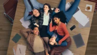 crítica da série Inapropriados para o Trabalho do Disney+