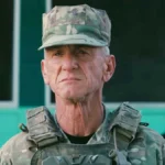o ator Sean Penn no filme Uma Batalha Após a Outra