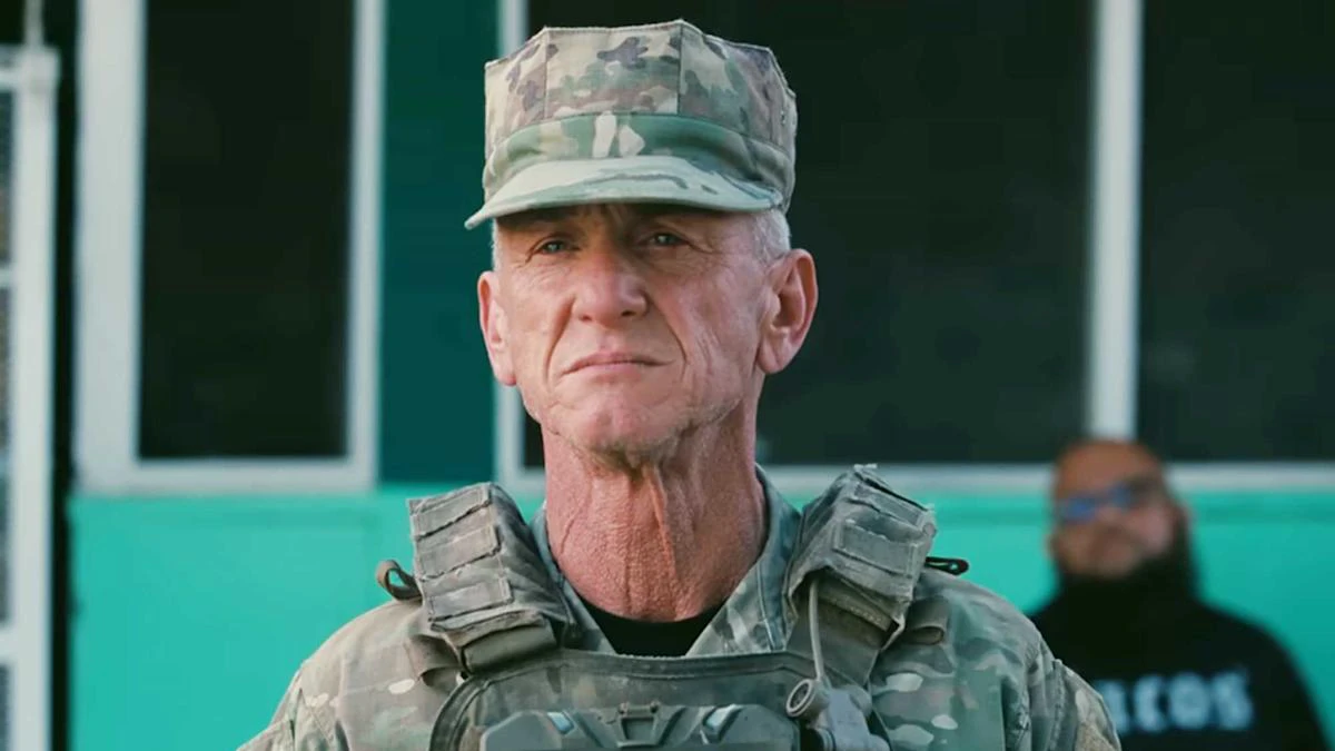 o ator Sean Penn no filme Uma Batalha Após a Outra