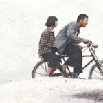personagens de Uma História Nebulosa andam de bicicleta em cena do filme de 2025