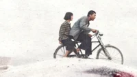 personagens de Uma História Nebulosa andam de bicicleta em cena do filme de 2025