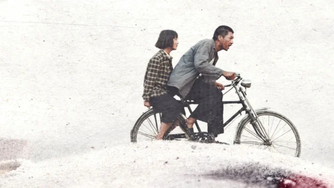 personagens de Uma História Nebulosa andam de bicicleta em cena do filme de 2025