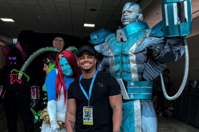 Beau DeMayo com fãs na Comic Con