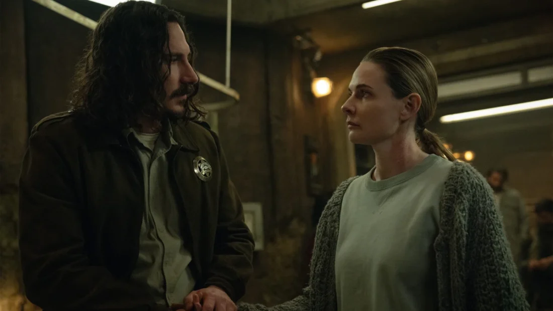Billy Postlethwaite e Rebecca Ferguson no episódio 5 da temporada 3 de Silo no Apple TV