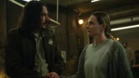 Billy Postlethwaite e Rebecca Ferguson no episódio 5 da temporada 3 de Silo no Apple TV