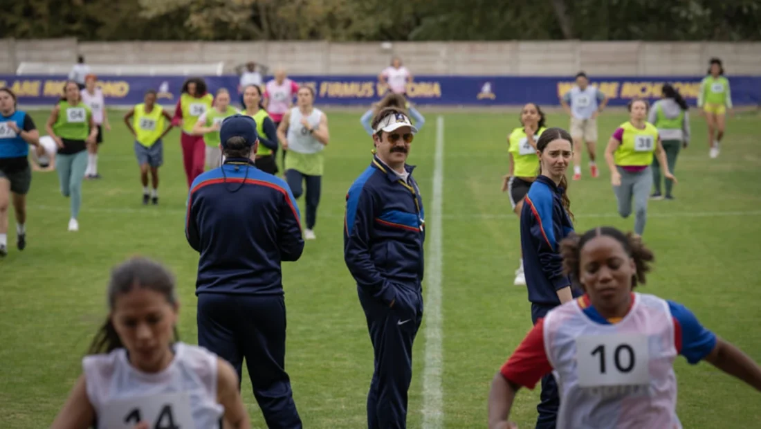 Brendan Hunt, Jason Sudeikis e Tanya Reynolds na temporada 4 de Ted Lasso do Apple TV