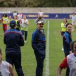 Brendan Hunt, Jason Sudeikis e Tanya Reynolds na temporada 4 de Ted Lasso do Apple TV