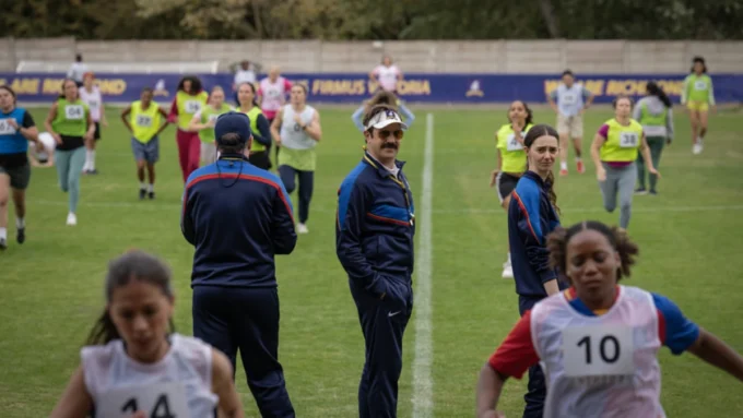 Brendan Hunt, Jason Sudeikis e Tanya Reynolds na temporada 4 de Ted Lasso do Apple TV