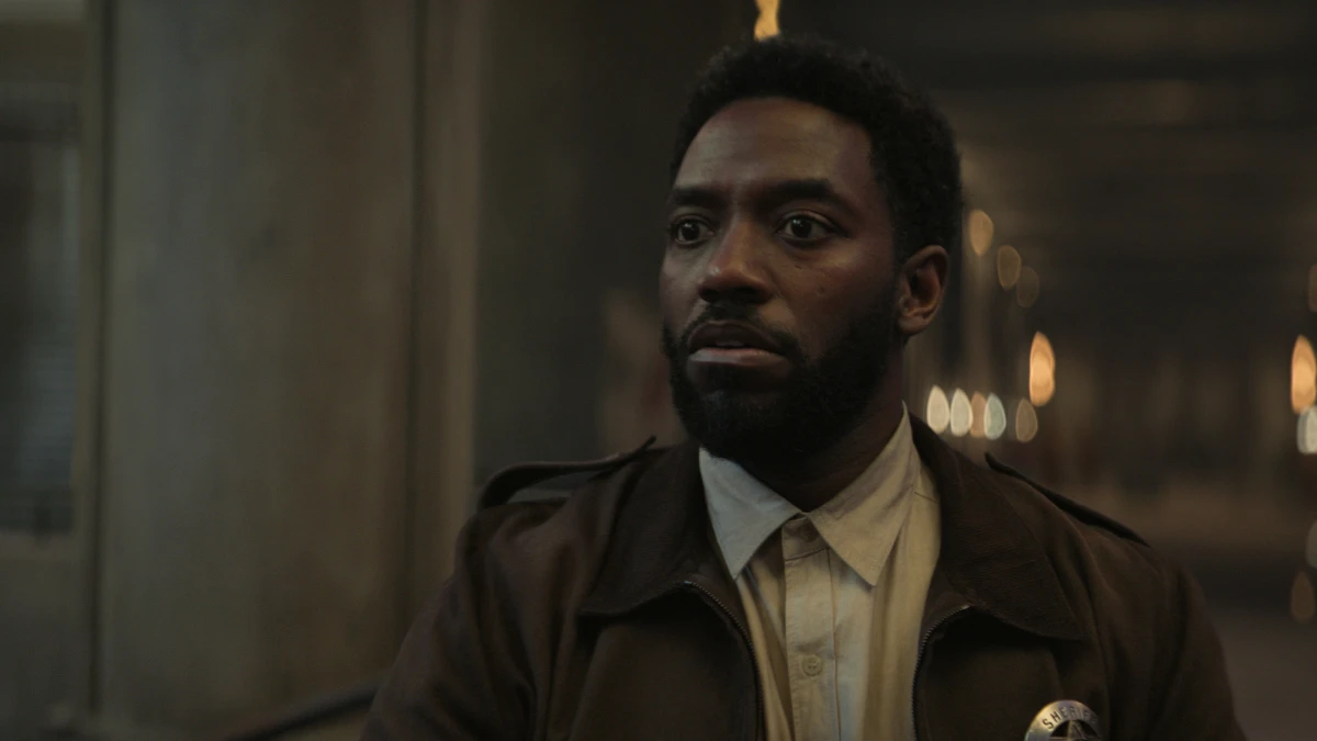 Chinaza Uche no episódio 3 da temporada 3 de Silo no Apple TV