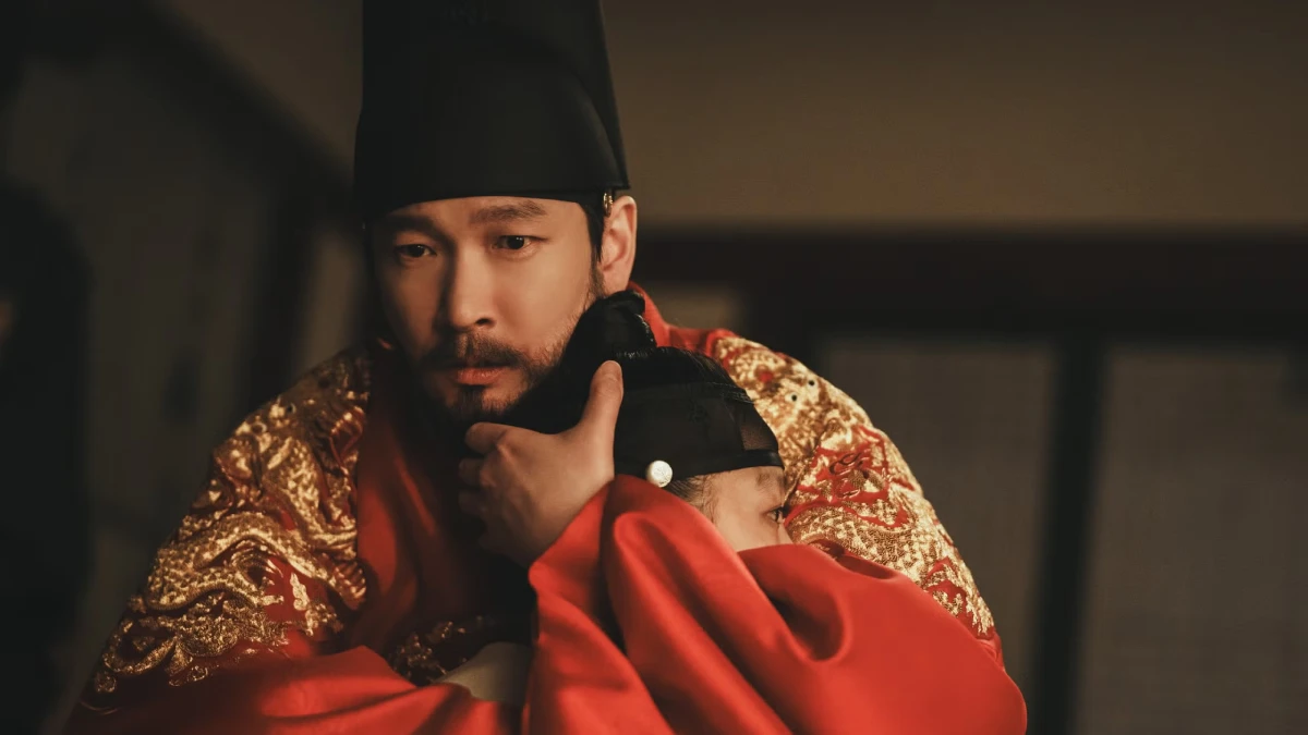 Cho Seung-woo como Rei Yi Yeon no dorama A Leste do Palácio da Netflix