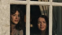 Daisy Edgar-Jones e Esmé Creed-Miles em cena do filme Razão e Sensibilidade de 2026