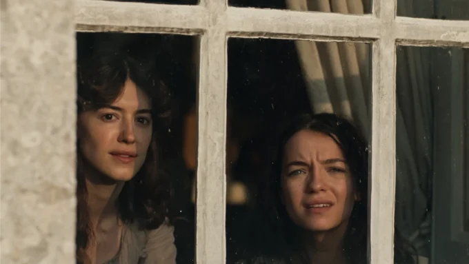 Daisy Edgar-Jones e Esmé Creed-Miles em cena do filme Razão e Sensibilidade de 2026