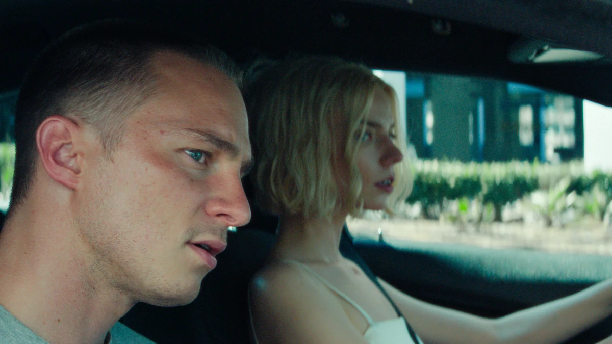 Drew Starkey e Anya Taylor-Joy no episódio 4 da série Lucky do Apple TV