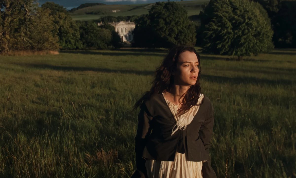 Esmé Creed-Miles em cena do filme Razão e Sensibilidade de 2026