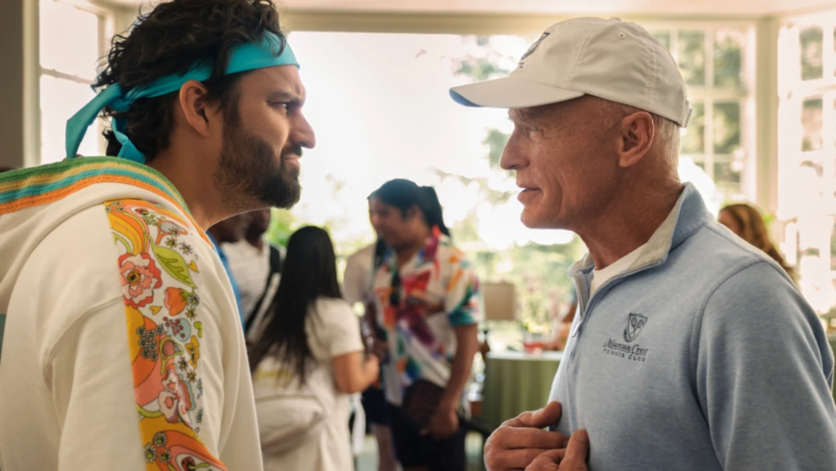 Jake Johnson e Ed Harris em The Dink - A Última Chance do Apple TV 2026