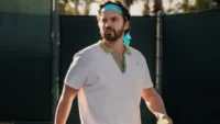 Jake Johnson em The Dink - A Última Chance do Apple TV 2026