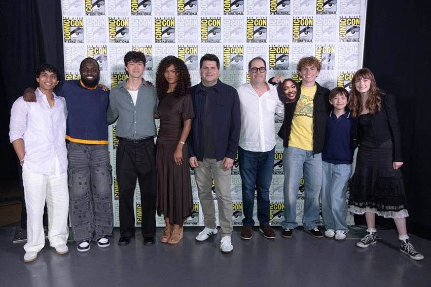 Percy Jackson e os Olimpianos elenco da temporada 3 com Aryan Simhadri, Juju Green, Charlie Bushnell, Tamara Smart, Dan Shotz, Craig Silverstein, Walker Scobell, Levi Chrisopulos e Olive Abercrombie