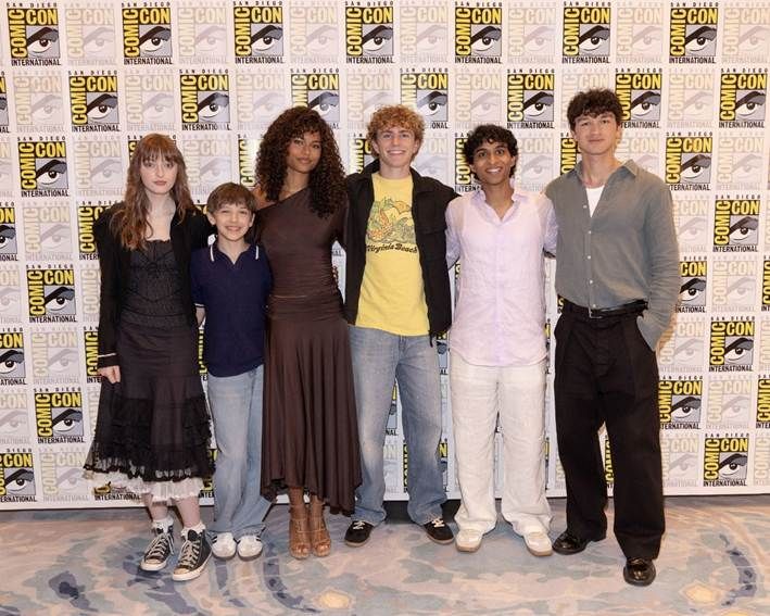 Percy Jackson e os Olimpianos elenco da temporada 3 com Olive Abercrombie, Levi Chrisopulos, Tamara Smart, Walker Scobell, Aryan Simhadri e Charlie Bushnell
