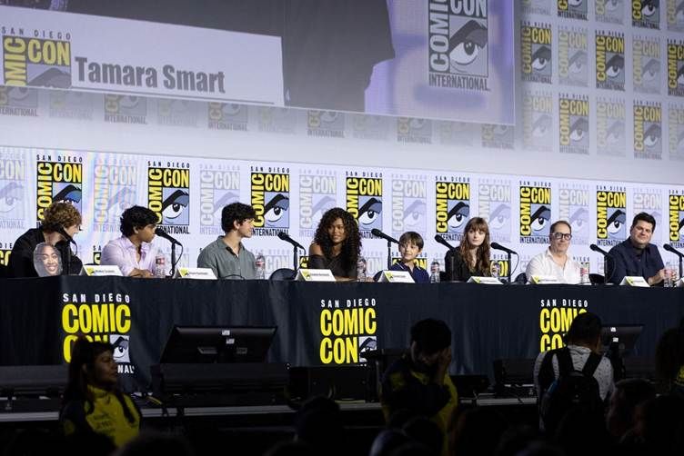Percy Jackson e os Olimpianos elenco da temporada 3 com Walker Scobell, Aryan Simhadri, Charlie Bushnell, Tamara Smart, Levi Chrisopulos, Olive Abercrombie, Craig Silverstein e Dan Shotz