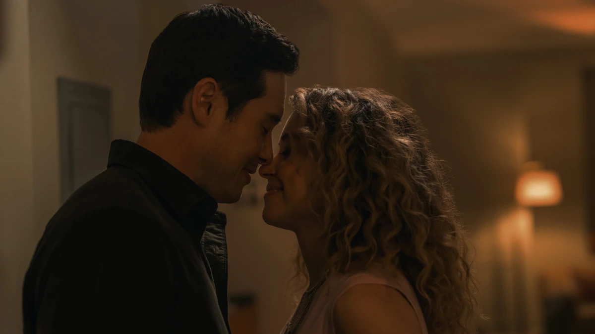 Raymond Lee e Tatiana Maslany em cena do episódio 10 da sére Prazer Máximo Garantido no Apple TV