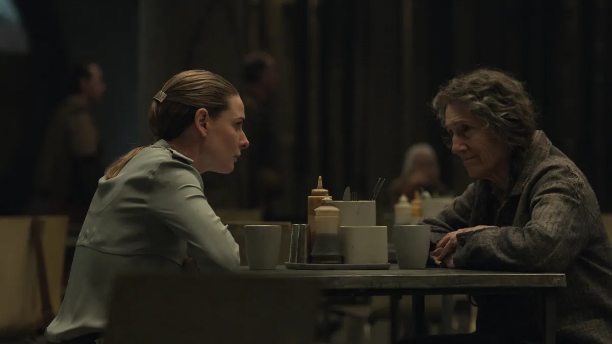Rebecca Ferguson e Harriet Walter no episódio 2 da temporada 3 de Silo do Apple TV