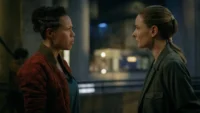 Remmie Milner e Rebecca Ferguson no episódio 3 da temporada 3 de Silo no Apple TV