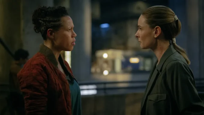 Remmie Milner e Rebecca Ferguson no episódio 3 da temporada 3 de Silo no Apple TV