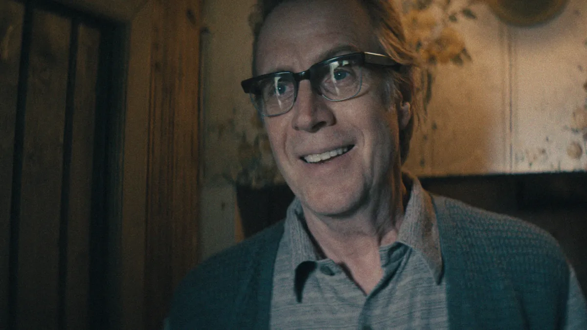 Rhys Ifans no episódio 8, final da temporada de Cidade das Estrelas, do Apple TV