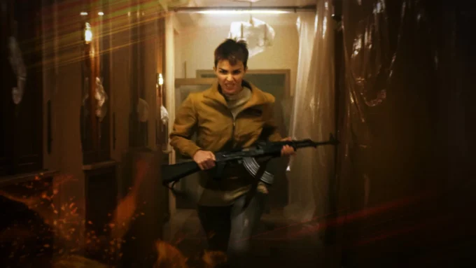 Ruby Rose em cena do filme A Protetora de 2020