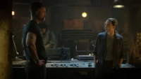 Shane McRae e Rebecca Ferguson no episódio 3 da temporada 3 de Silo no Apple TV