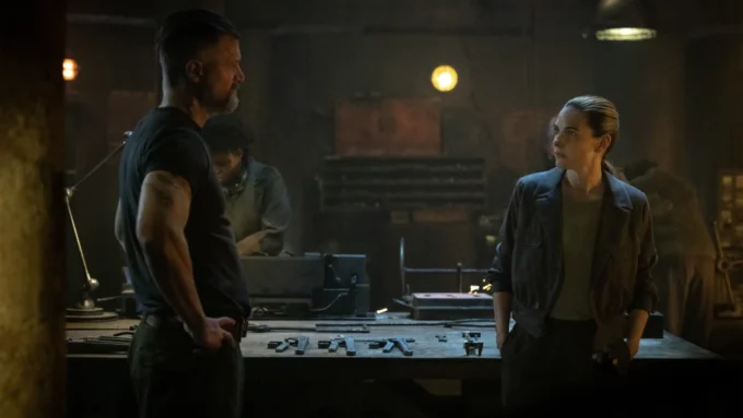 Shane McRae e Rebecca Ferguson no episódio 3 da temporada 3 de Silo no Apple TV