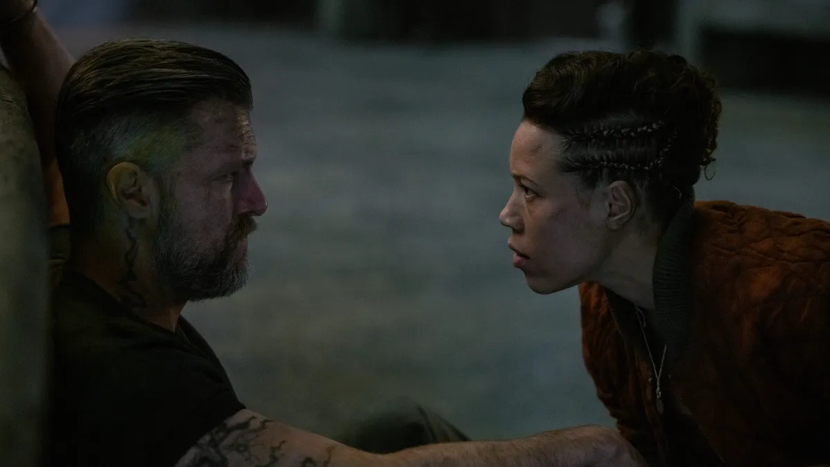 Shane McRae e Remmie Milner no episódio 4 da temporada 3 de Silo no Apple TV