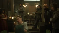 Sonita Henry, Rebecca Ferguson, Avi Nash, Rick Gomez, Common e Harriet Walter no episódio 5 da temporada 3 de Silo no Apple TV