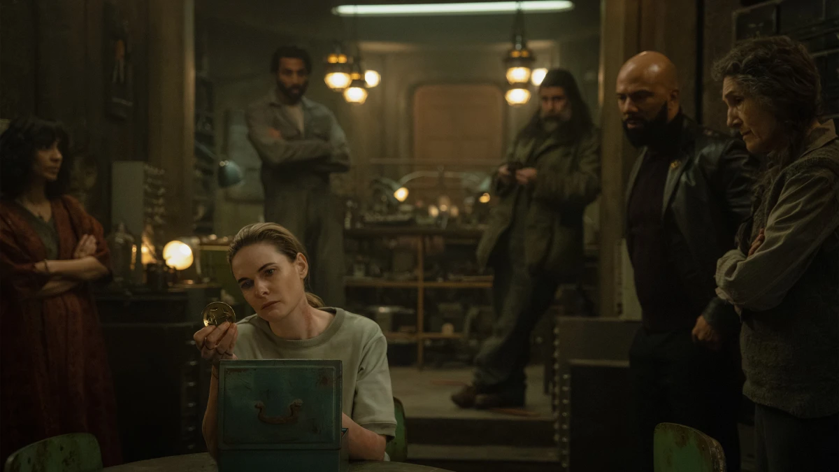 Sonita Henry, Rebecca Ferguson, Avi Nash, Rick Gomez, Common e Harriet Walter no episódio 5 da temporada 3 de Silo no Apple TV