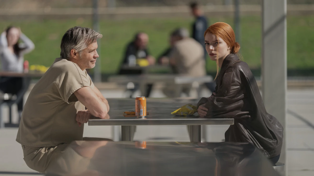 Timothy Olyphant e Anya Taylor-Joy no episódio 1 da série Lucky do Apple TV