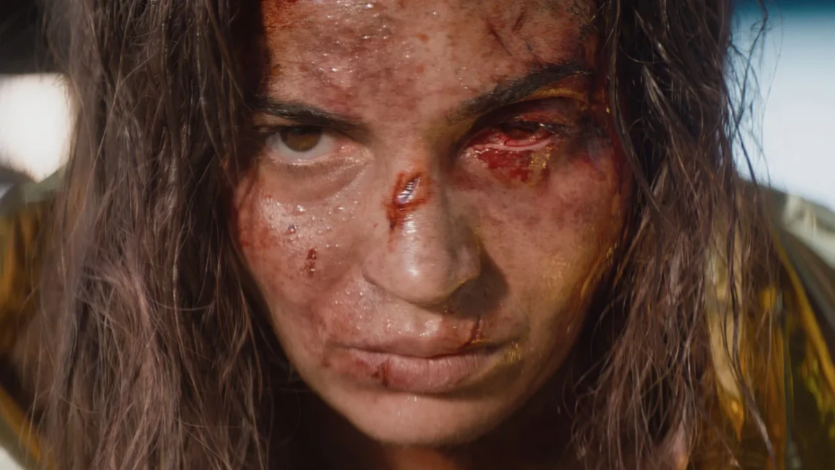 cena do filme A Morte do Demônio Em Chamas 2026