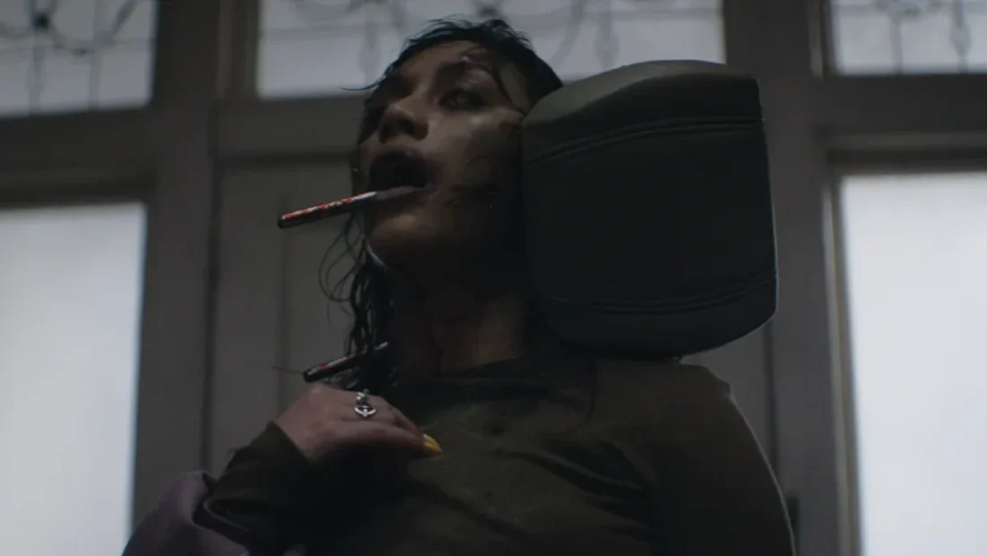 cena do filme A Morte do Demônio Em Chamas de 2026