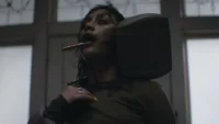 cena do filme A Morte do Demônio Em Chamas de 2026