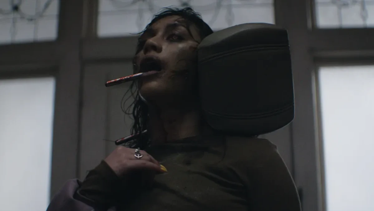 cena do filme A Morte do Demônio Em Chamas de 2026