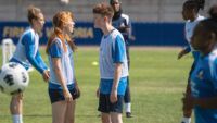 Aisling Sharkey e Rex Hayes no episódio 2 da temporada 4 de Ted Lasso no Apple TV