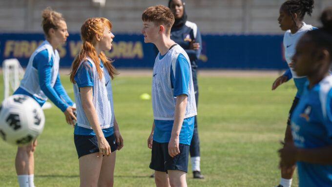 Aisling Sharkey e Rex Hayes no episódio 2 da temporada 4 de Ted Lasso no Apple TV