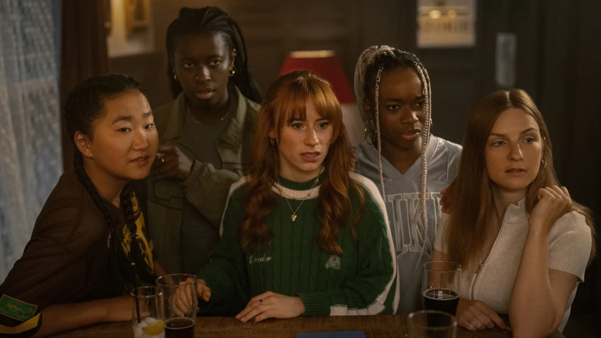 Annelise Heywood, Elizabeth Falola, Aisling Sharkey, Gabrielle Dieujuste e Faye Marsay no episódio 4 da temporada 4 de Ted Lasso